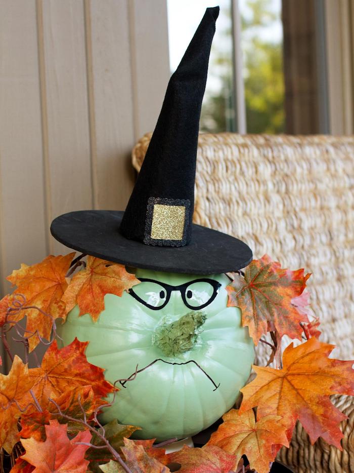 citrouille halloween deco motif sorciere avec chapeau sorciere feuilles d automne décoration halloween à fabriquer pour l exterieur