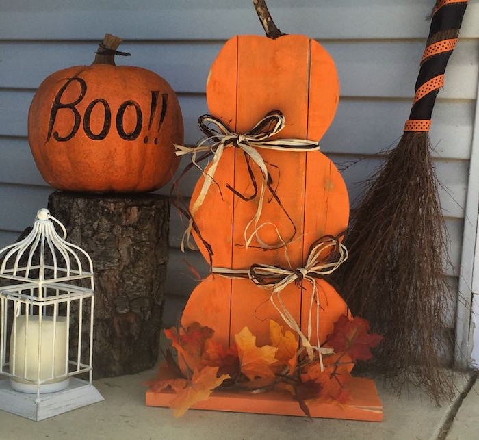 citrouille halloween et decoration halloween motif courge en bois recyclé balais de sorciere et guirlande de feuilles moertes cagette d oiseau bougie