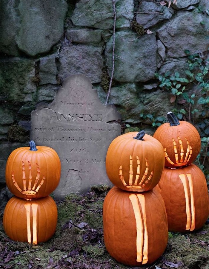citrouilles halloween à mortif squelette et tombeau deco exterieur halloween qui fait peur