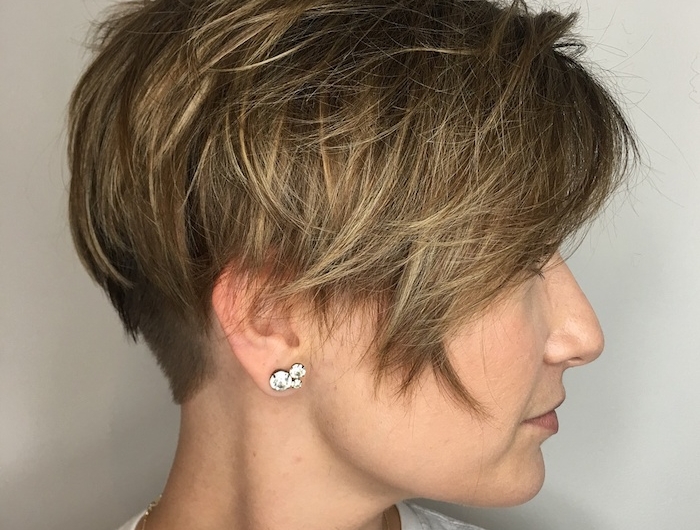 coiffure femme 60 ans épanouie coupe courte pixie ou du lutin