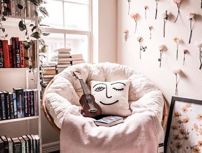 coin lecture au salon avec fauteuil confortable pour lire coussin à visage meuble blanc bobloothequemur décoré de fleurs