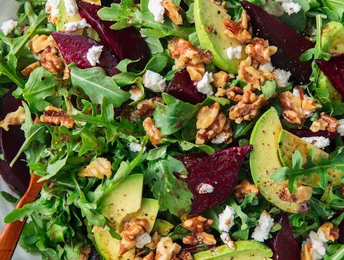 comment faire une salade d automne facilement salade de betterave roquette avocat et frommage