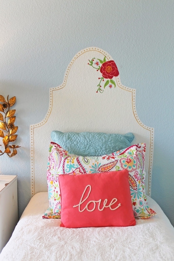 comment faire une tete de lit blanche avec peinture murale dessin fleur rouge bordure tête de lit dots dorés coussins décoratifs