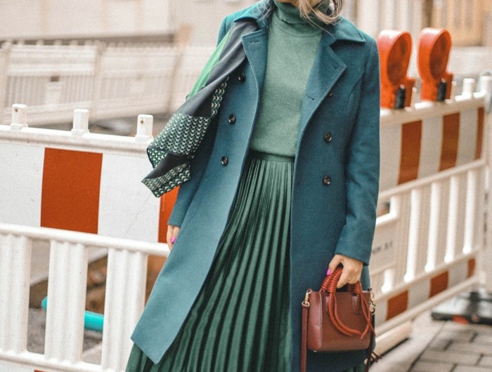 comment porter la jupe plissée tenue avec baskets simple style en vert blogueuse