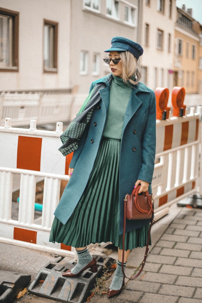 comment porter la jupe plissée tenue avec baskets simple style en vert blogueuse