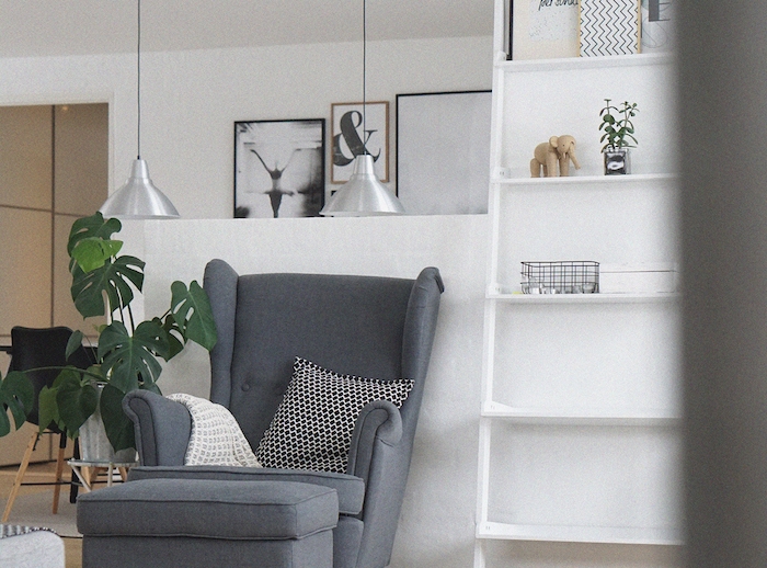 comment ranger sa chambre salle de sejour en style minimaliste fauteuil tabourette gris a cote d une etagere