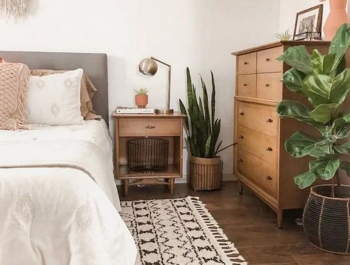 comment ranger sa chambre selon marie kondo un tapi en noir et blanc sous un commode