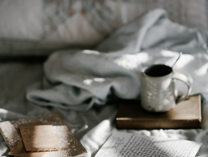 comment rendre une chambre plus belle linge de lit blanc hiver etoile argentee café et livre sur le lit