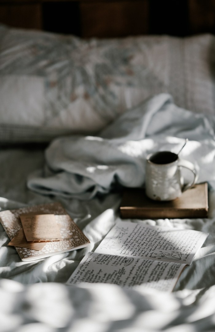 comment rendre une chambre plus belle linge de lit blanc hiver etoile argentee café et livre sur le lit