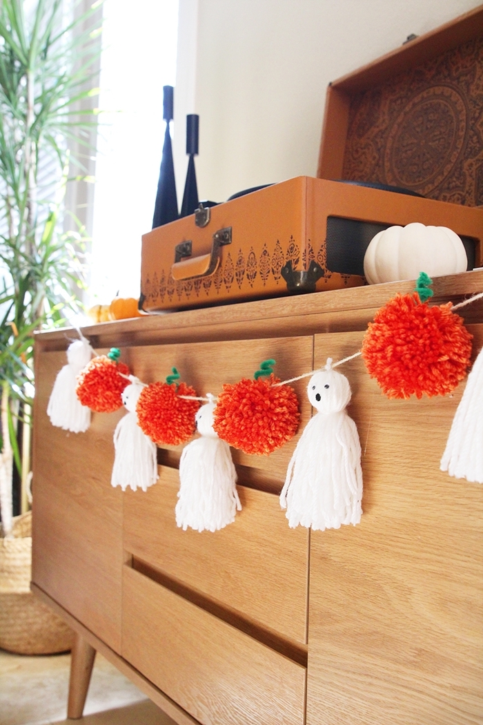 commode bois clair décoration à faire soi même facile rapide bricolage pompon rouge pommes guirlande halloween