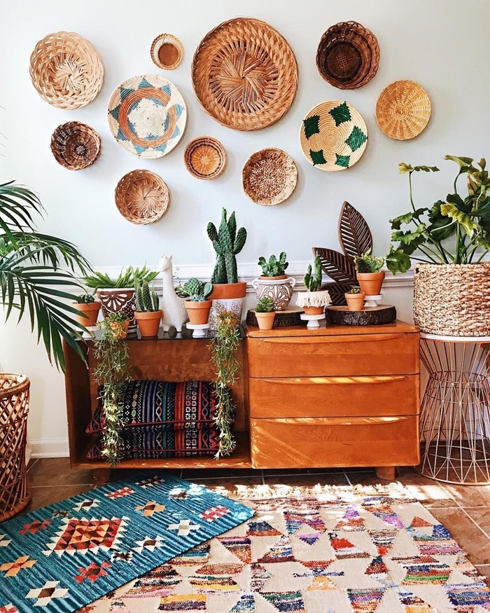 commode bois marron tapis multicolore frange panier cache pot tressé panier mural ethnique plantes vertes cactus