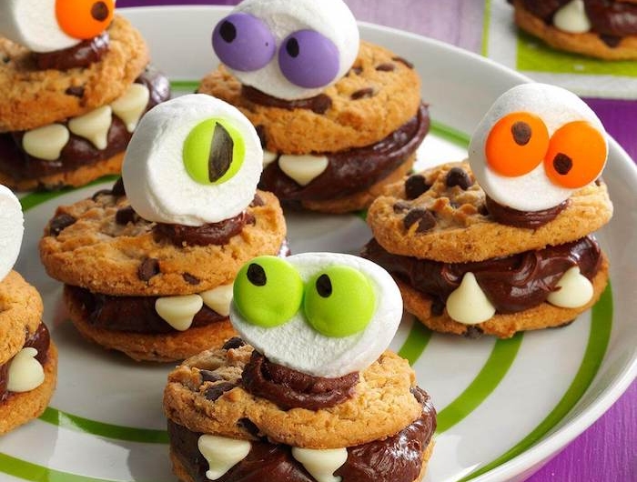 cookies monstres avec crème chocolat mousse des yeix en bonbons et tête guimauve dessert halloween enfant