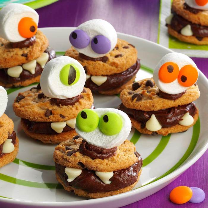 cookies monstres avec crème chocolat mousse des yeix en bonbons et tête guimauve dessert halloween enfant