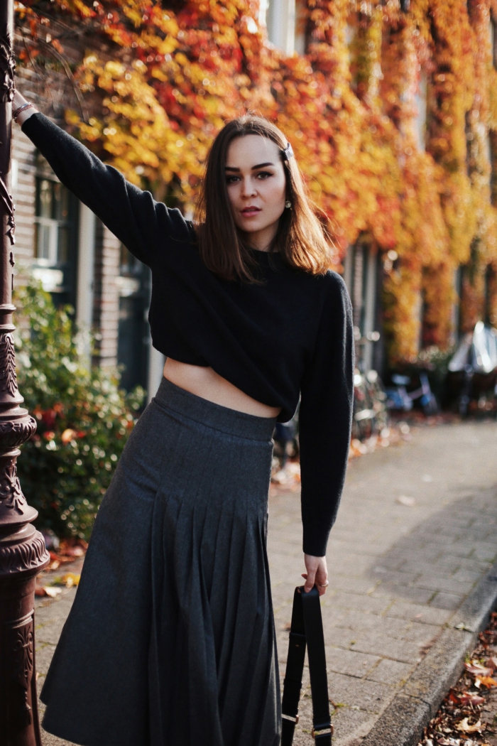 cool idée automne tenue pull cropped jupe plissée en une cote femme jupe plissée noire tenue classe femme comment s habiller bien