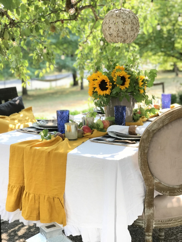 cool idée jardin déco mariage automne déco table d automne activité sur l automne nappe jaune et tournesols vase en verre