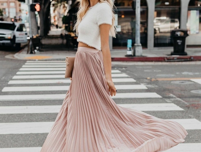 cool idée tenue femme automne jupe rose pale cropped top blanc comment porter une jupe longue idée de look jupe plissée