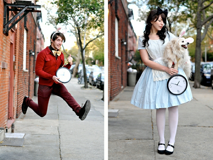 cool tenue alice au pays des merveilles en robe bleue et portant un chien le lapin en habits rouges dans la rue idée déguisement duo artistiques