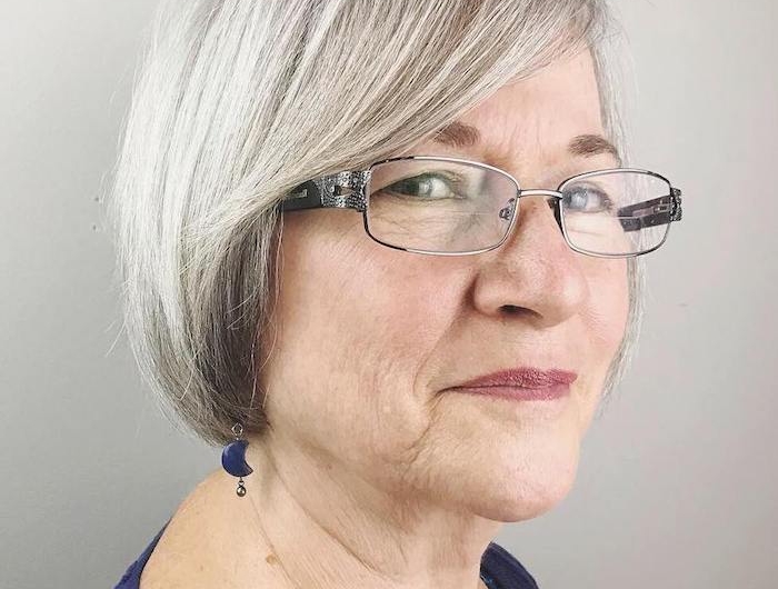 coupe de cheveux court femme 70 ans avec lunettes