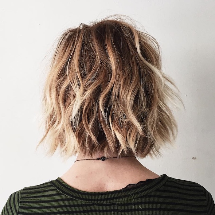 coupe de cheveux mi long femme en arriere avec une blouse en raies coiffure en ondes