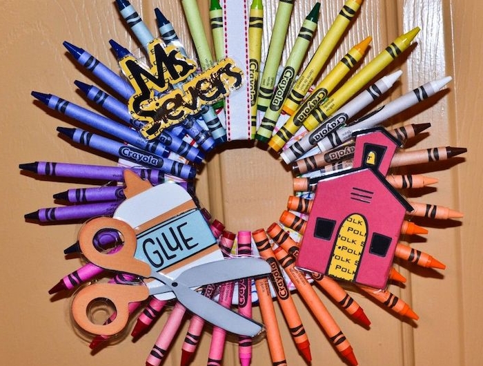 couronne de crayons colorés avec des décorations papier rentrée idée activité manuelle pour enfant sur thème école