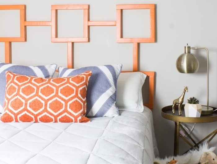 coussin décoratif en orange motifs héxagonaux diy deco tete de lit en morceaux bois peinture pour bois orange table de chevet dorée
