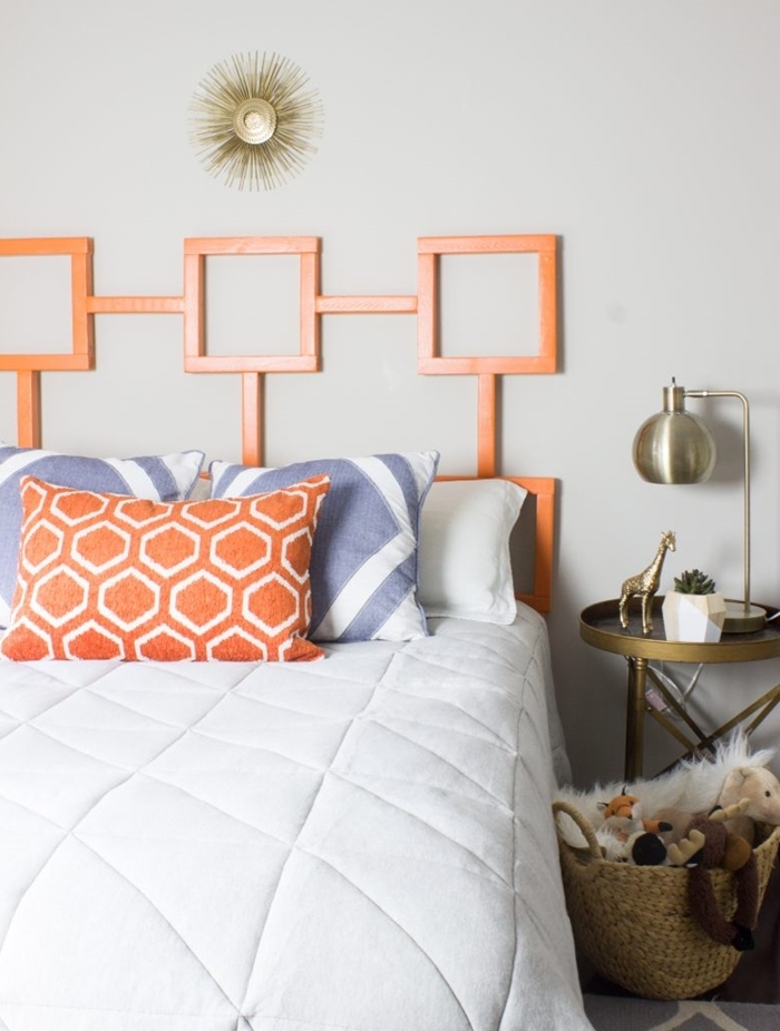 coussin décoratif en orange motifs héxagonaux diy deco tete de lit en morceaux bois peinture pour bois orange table de chevet dorée