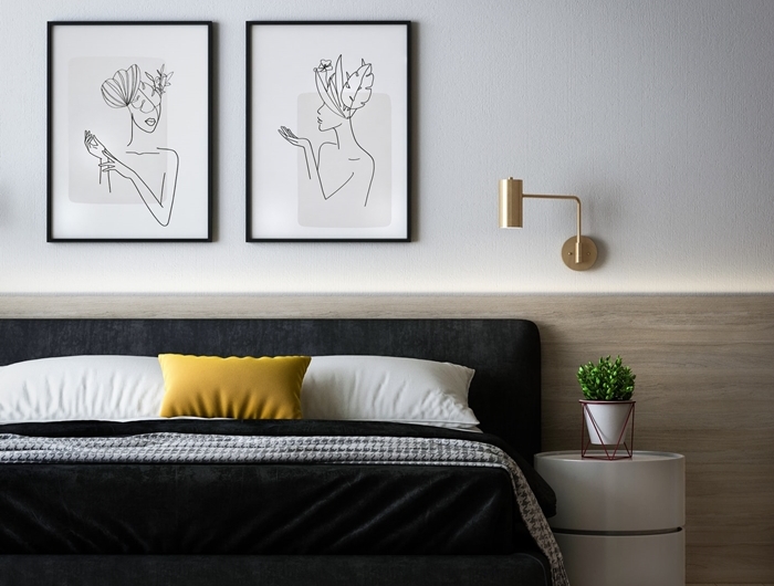 coussin jaune moutarde aménagement chambre adulte style minimaliste revêtement mural panneaux bois applique murale or