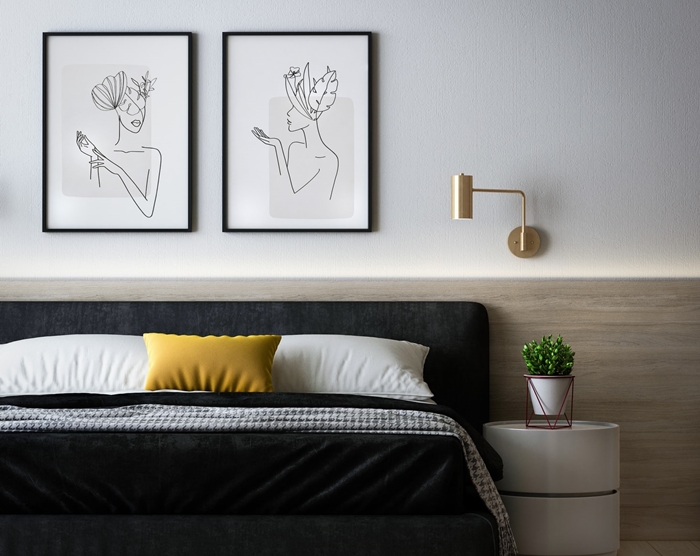 coussin jaune moutarde aménagement chambre adulte style minimaliste revêtement mural panneaux bois applique murale or