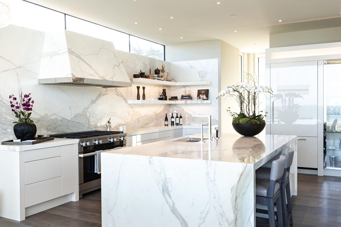 cuisine blanche et marbre décoration intérieure style moderne déco de cuisine blanche avec parquet bois foncé éclairage spots led