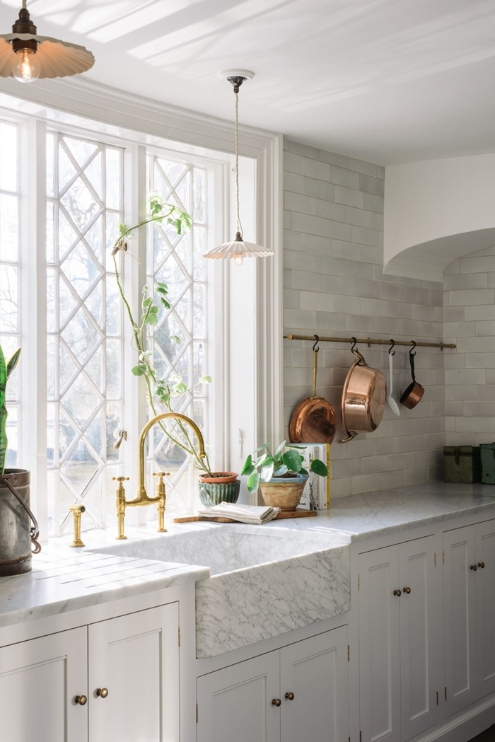 cuisine en marbre comptoire robinet doré vaisselle rose gold fenêtre décoration cuisine blanche avec accents métal