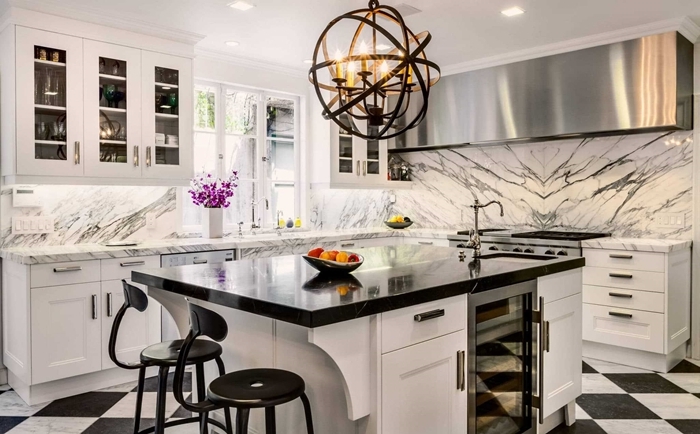 cuisine marbre blanc crédence cuisine style luxueux design intérieur déco cuisine en blanc et noir avec accents inox