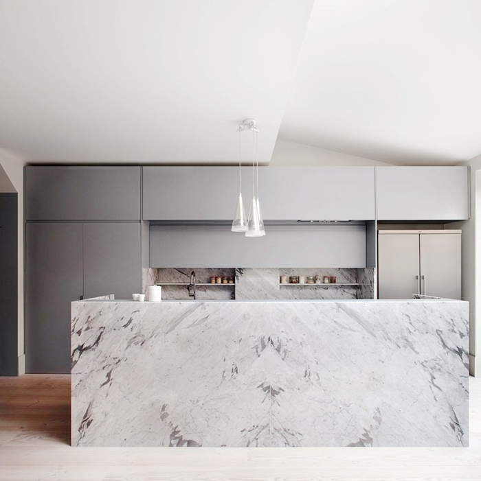 cuisine marbre blanc parquet bois clair revêtement de sol bois cuisine agencement en longueur cuisine avec îlot central