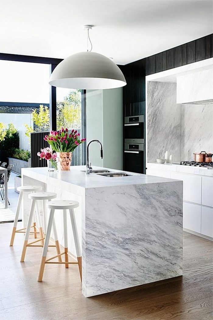 cuisine plan de travail marbre parquet bois sol cuisine moderne décoration en blanc et noir avec accents gris et bois