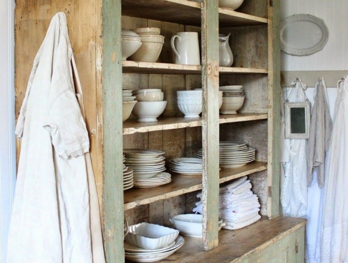cuisine rustique moderne des asiettes dans un buffet ancien des serviettes aux murs