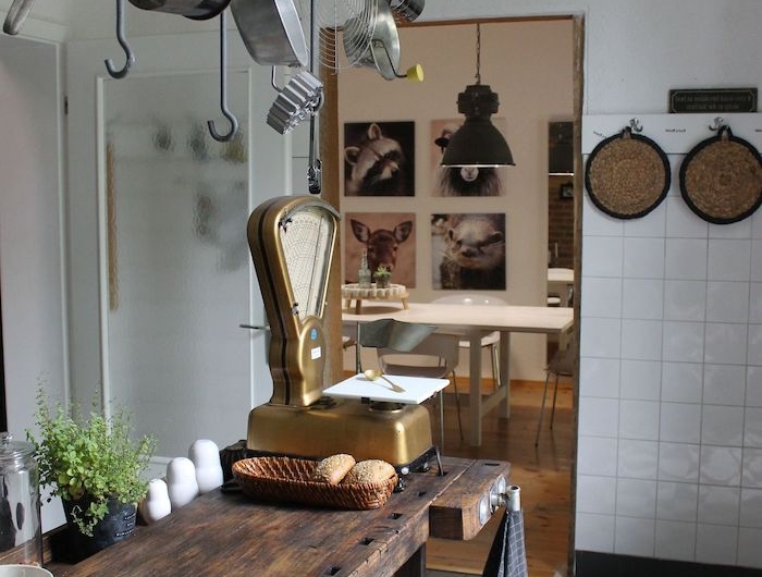 cuisine rustique moderne plancher en carrelage noir et blanc salle à manger balance ancienne relookée