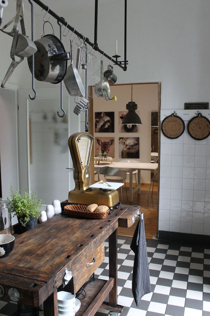 cuisine rustique moderne plancher en carrelage noir et blanc salle à manger balance ancienne relookée