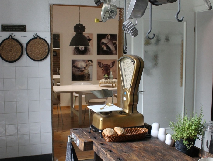 cuisine rustique moderne plancher en carrelage noir et blanc salle à manger balance ancienne relookée