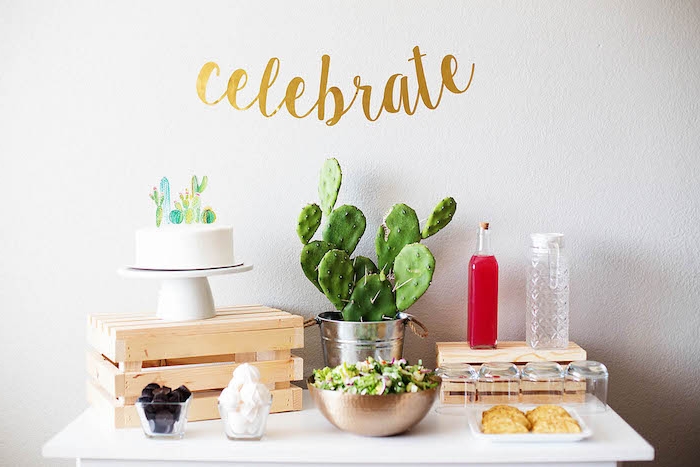 deco anniversaire avec cactus gateau anniversaire décoré de cactus de papier salade composée et autres friandises