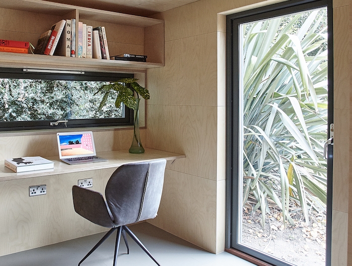 deco bureau moderne en bois aves une grande fenetre dans la cour style minimaliste