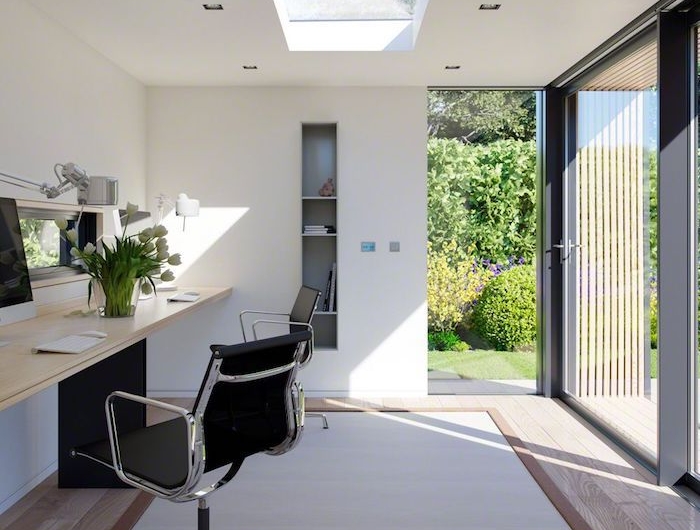 deco bureau moderne style minimaliste toit ouvert murs blanches et fenetres en cadres noir