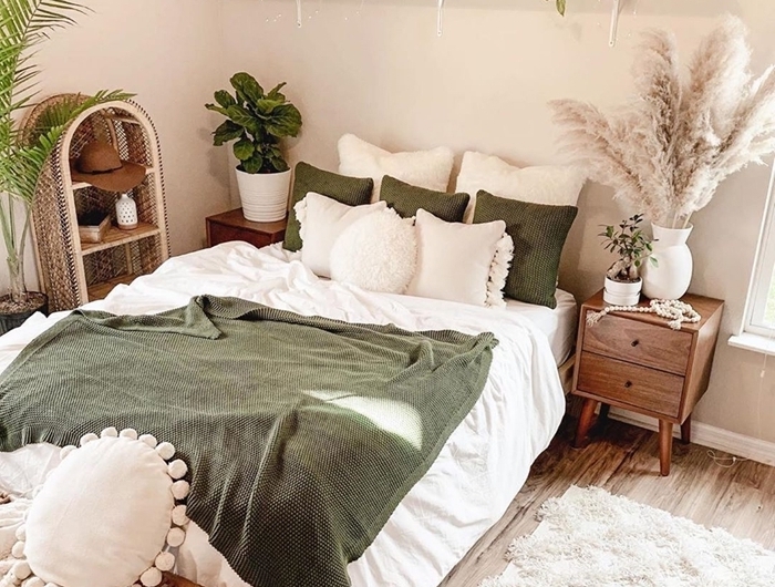 deco chambre boheme plantes vertes intérieur étagère murale jeté lit vert de gris coussins décoratifs étagère rotin
