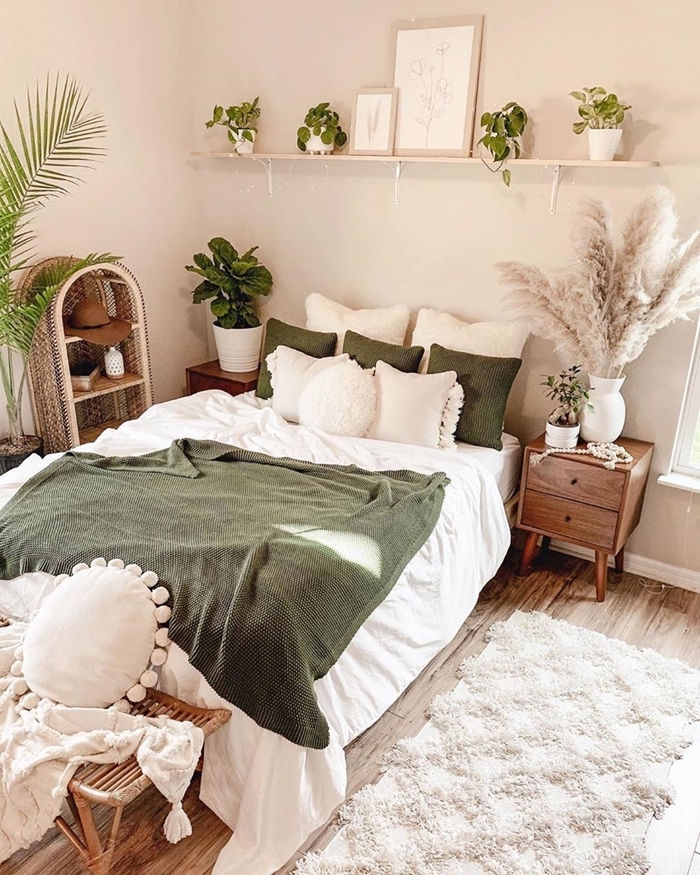deco chambre boheme plantes vertes intérieur étagère murale jeté lit vert de gris coussins décoratifs étagère rotin