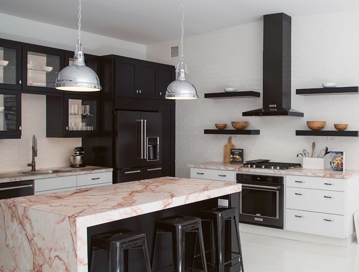 deco cuisine moderne en blanc et noir mat avec accens inox comptoir marbre blanc et rose gold meubles cuisine noirs