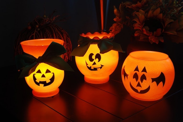 deco halloween a faire soi meme lanternes diy dans recipient en verre avec motif jack o lantern et ruban noir
