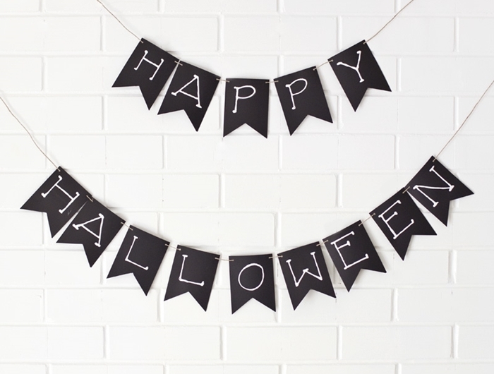 deco halloween diy bricolage facile guirlande en papier noir lettre joyeux halloween mur effet briques blanches