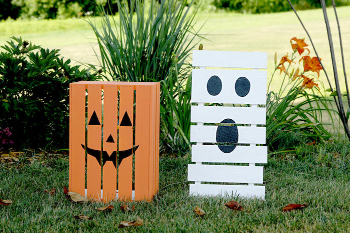 deco halloween exterieur a faire soi meme dans palette de bois cagette recyclées à motif jack o lantern sur un gazon