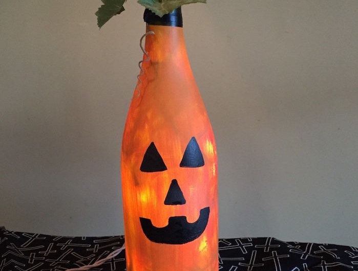 deco halloween facile a faire bouteille de verre décorée de peinture orange avec motifs jakc o lantern en peinture noire