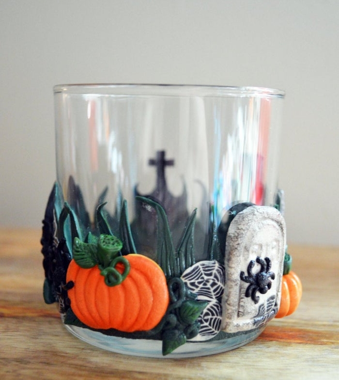 deco halloween facile a faire verre décoré de motifs halloween citrouille tombeau en pate fimo