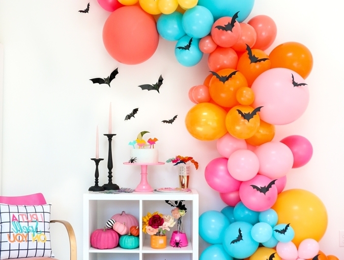 deco halloween fait maison ballons guirlande multicolore meuble blanc accessoires décoratifs citrouille orange chauve souris