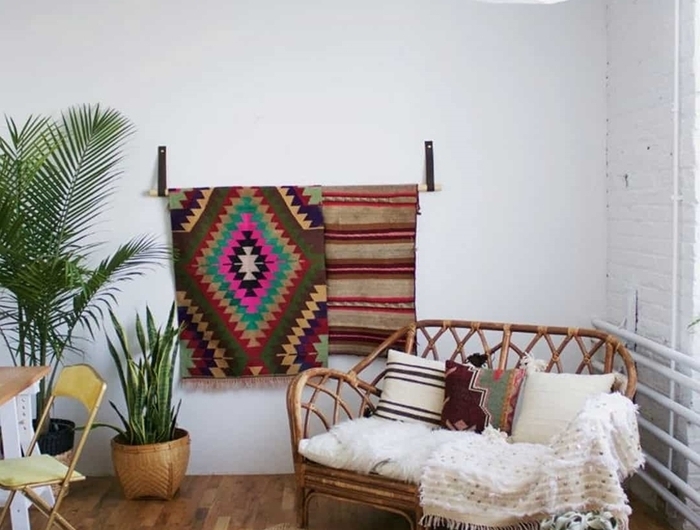 deco hippie chic salon canapé rotin pouf tressé paille tapis beige parquet bois lustre fibre naturelle palmier d intérieur